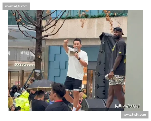 雨中同框！詹姆斯成都行大合影高清照定格 14 年等待